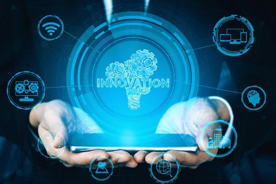 A principal data infrastructure engineer configuring high-throughput ETL pipelines, optimizing analytical query runtimes, and structuring high-availability cloud data warehouse clusters on an enterprise command panel.